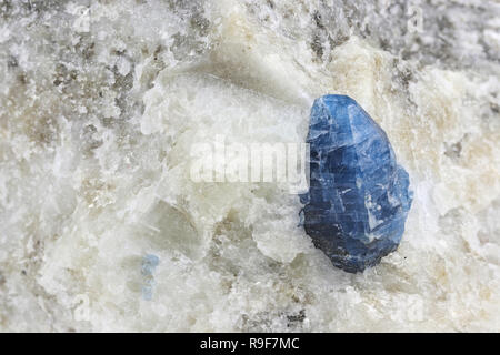 Afghanite crystal sulla matrice di calcite da Badakshan, Afghanistan Foto Stock
