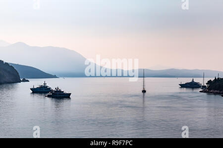 Barche tra isola di Lokrum e terraferma Dubrovnik, Croazia Foto Stock