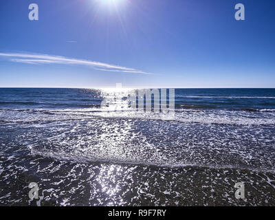 Vista aerea della spiaggia di granelli, un posto di mare in Sicilia. Il tiro viene effettuato durante una bella giornata di sole Foto Stock