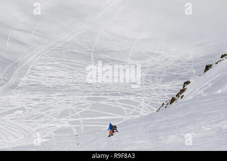 Due gli snowboarder prima di scendere sul tracciato freeride a sunny freddo giorno. Montagne del Caucaso in inverno, Georgia, regione Gudauri. Foto Stock