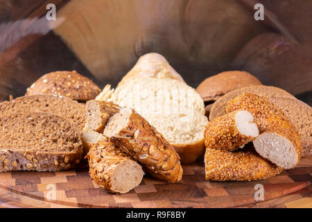 Varie pane sul piatto di legno Foto Stock