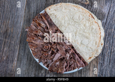 La cucina turca döner. Carni bovine Shawarma turco di döner tradizionale sul piatto di legno concept Foto Stock