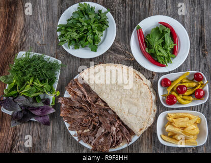 La cucina turca döner. Carni bovine Shawarma turco di döner tradizionale sul piatto di legno concept Foto Stock