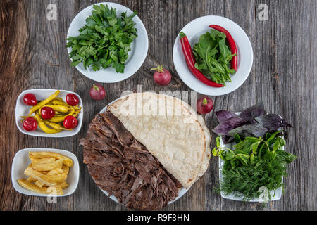 La cucina turca döner. Carni bovine Shawarma turco di döner tradizionale sul piatto di legno concept Foto Stock