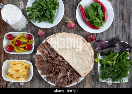 La cucina turca döner. Carni bovine Shawarma turco di döner tradizionale sul piatto di legno concept Foto Stock