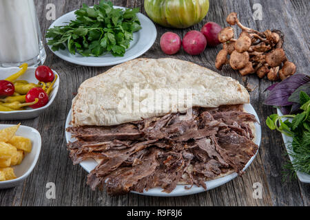 La cucina turca döner. Carni bovine Shawarma turco di döner tradizionale sul piatto di legno concept Foto Stock