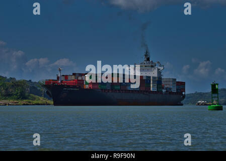 Il carico delle navi in transito nel canale di Panama Foto Stock