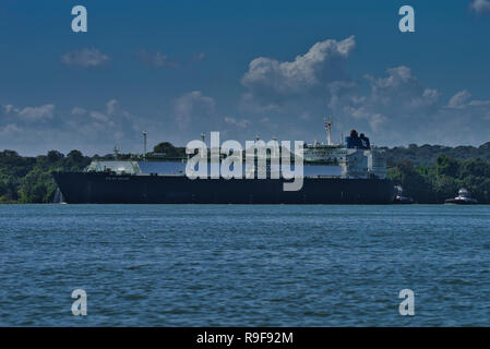 Il carico delle navi in transito nel canale di Panama Foto Stock