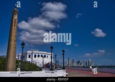 Panama City, Plaza de Francia con paesaggio urbano moderno in background Foto Stock