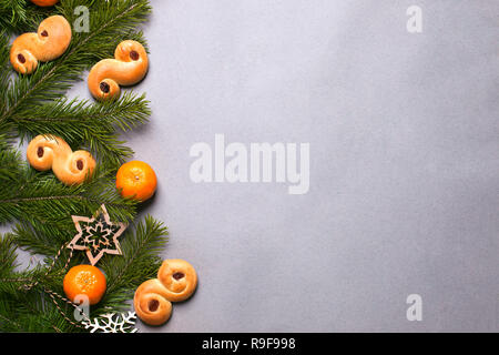 Telaio con tradizionali ciambelle di zafferano, tradizione in Svezia a Lucia e Natale decorazioni di Natale, in svedese languag chiamato 'lussekatt' o 'lussebull Foto Stock