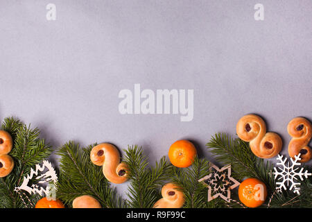 Telaio con tradizionali ciambelle di zafferano, tradizione in Svezia a Lucia e Natale decorazioni di Natale, in svedese languag chiamato 'lussekatt' o 'lussebull Foto Stock