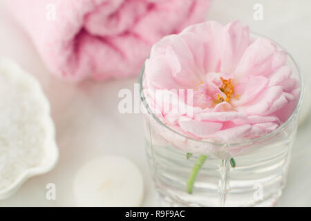 Composizione romantica con candele e fiori. Il concetto di Spa, cosmetico, la procedura di trattamento. aroma tema Foto Stock