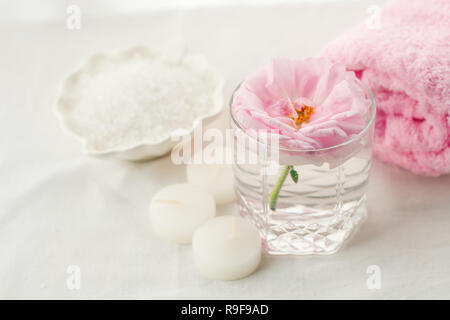 Composizione romantica con candele e fiori. Il concetto di Spa, cosmetico, la procedura di trattamento. aroma tema Foto Stock