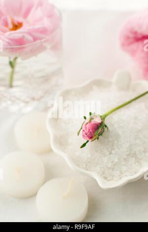 Composizione romantica con candele e fiori. Il concetto di Spa, cosmetico, la procedura di trattamento. aroma tema Foto Stock