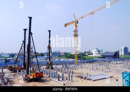 Vista superiore del foro di pelo macchina. Alesaggio pila rig macchina presso il cantiere a. La macchina utilizzata per pila azionato per la creazione di lavori di fondazione. nuova build Foto Stock