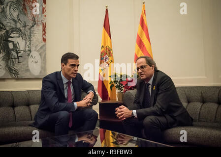 Il Primo Ministro spagnolo Pedro Sanchez (L) e catalano presidente regionale QUIM TORRA (R) momenti prima di tenere una riunione a Barcellona. Il governo spagnolo e il governo catalano ha convenuto di tenere una riunione congiunta a Barcellona tra la situazione di crisi a causa le aspirazioni di indipendenza della regione catalana Foto Stock