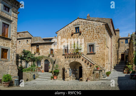 La piazza centrale di Civita di Bagnoregio città vecchia. Toscana, Italia. Foto Stock