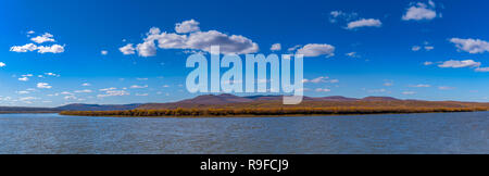 Montagna cresta contro le nubi e fiume nella Mongolia Interna, Cina Foto Stock