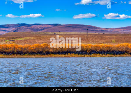 Montagna cresta contro le nubi e fiume nella Mongolia Interna, Cina Foto Stock