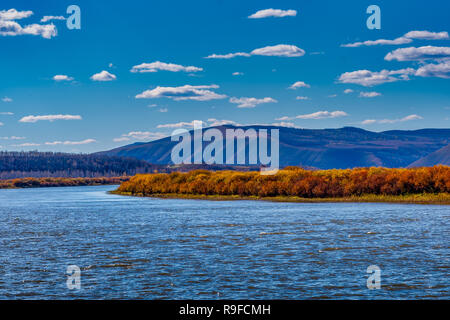 Montagna cresta contro le nubi e fiume nella Mongolia Interna, Cina Foto Stock