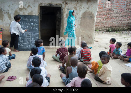 Varanasi / India 20 settembre 2011 Studente insegnamento sulla lavagna nella scuola rurale di bambini a Varanasi India Foto Stock