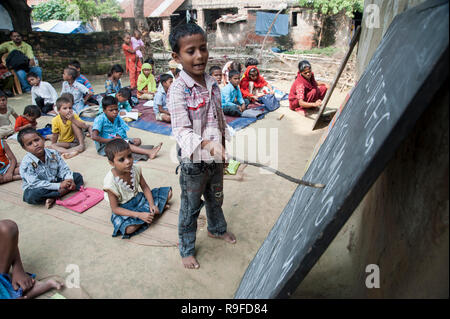 Varanasi / India 20 settembre 2011 Studente insegnamento sulla lavagna nella scuola rurale di bambini a Varanasi India Foto Stock