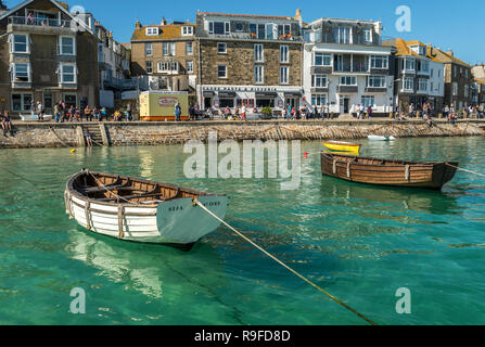 In legno tradizionali sterline su di ormeggio in acque cristalline di St.ives harbour St.ives Cornwall Regno Unito Foto Stock