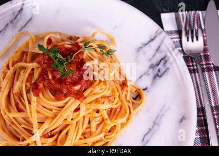 Delizioso spaghetti servita su una lastra di marmo Foto Stock