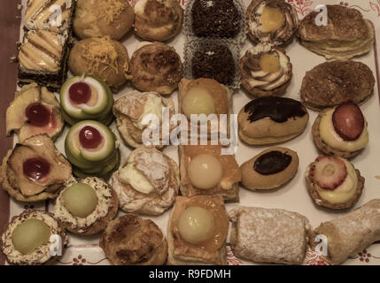 Diversi tipi di prodotti freschi e deliziosi dolci poco Foto Stock