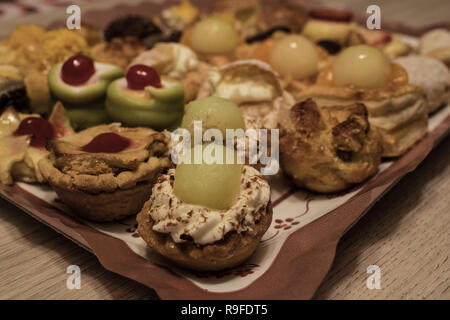 Diversi tipi di prodotti freschi e deliziosi dolci poco Foto Stock