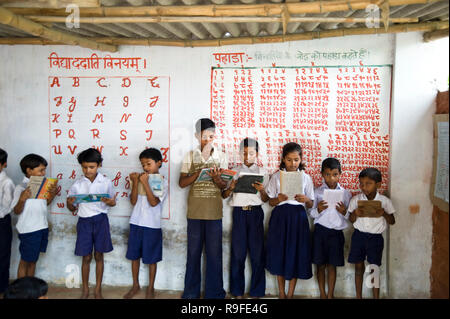 Varanasi / India 20 settembre 2011 studenti Lezione di apprendimento nella scuola rurale a Varanasi Uttar Pradesh, India Foto Stock