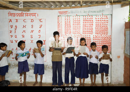 Varanasi / India 20 settembre 2011 studenti Lezione di apprendimento nella scuola rurale a Varanasi Uttar Pradesh, India Foto Stock