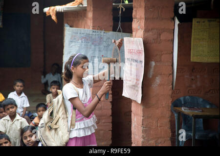 Varanasi / India 20 Settembre 2011 Una studentessa di suonare il campanello scuola a Varanasi Uttar Pradesh, India Foto Stock