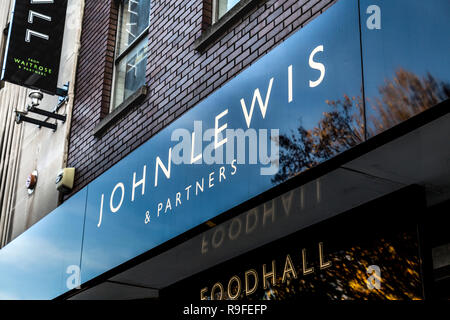 Segno del logo sulla facciata della John Lewis & Partners Oxford Street department store dopo il rebranding di Londra, Regno Unito Foto Stock