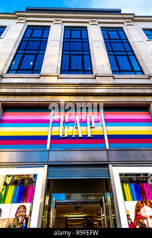 Parte anteriore del gap store su Oxford Street con il logo del marchio e arcobaleno di colori di sfondo, London, Regno Unito Foto Stock