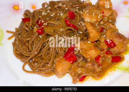 Piastra con yakisoba Foto Stock