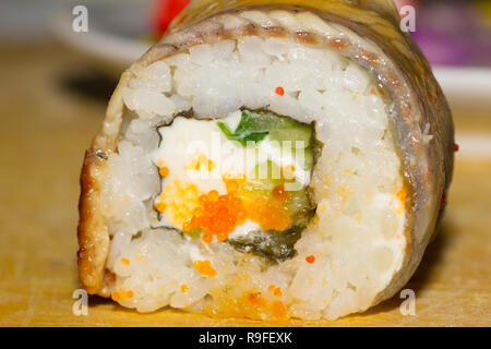 Rotolo di Sushi con anguilla affumicata, la crema di formaggio Philadelphia, cetriolo Foto Stock