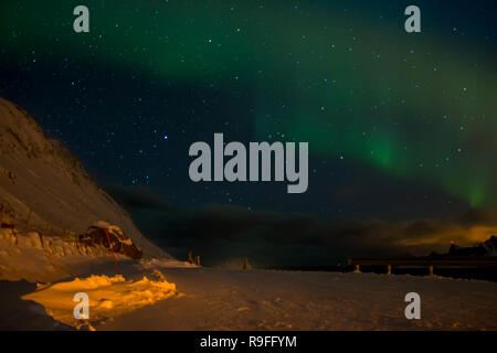 Norvegese di Lofoten. Notte d'inverno. Molte stelle nel cielo. Le dense nubi all'orizzonte. Aurora Boreale Foto Stock