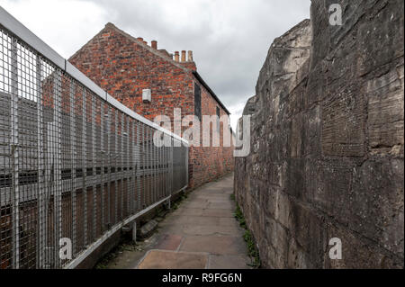 Passaggio sopraelevato su York Mura (bar le pareti o le mura romane), antico monumento che circonda la storica città di York, England, Regno Unito Foto Stock