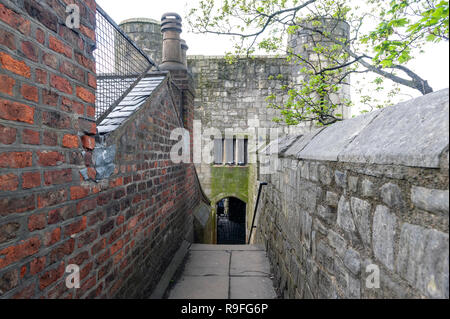 Passaggio sopraelevato su York Mura (bar le pareti o le mura romane), antico monumento che circonda la storica città di York, England, Regno Unito Foto Stock