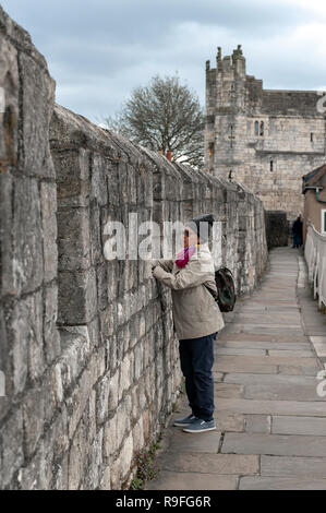 Passaggio sopraelevato su York Mura (bar le pareti o le mura romane), antico monumento che circonda la storica città di York, England, Regno Unito Foto Stock