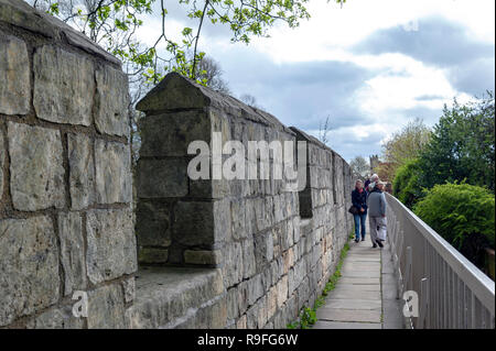 Passaggio sopraelevato su York Mura (bar le pareti o le mura romane), antico monumento che circonda la storica città di York, England, Regno Unito Foto Stock