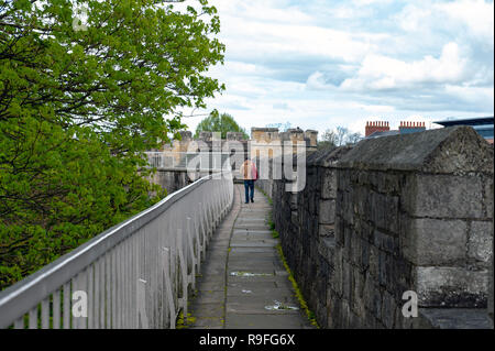 Passaggio sopraelevato su York Mura (bar le pareti o le mura romane), antico monumento che circonda la storica città di York, England, Regno Unito Foto Stock