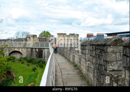 Passaggio sopraelevato su York Mura (bar le pareti o le mura romane), antico monumento che circonda la storica città di York, England, Regno Unito Foto Stock