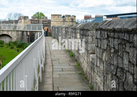 Passaggio sopraelevato su York Mura (bar le pareti o le mura romane), antico monumento che circonda la storica città di York, England, Regno Unito Foto Stock