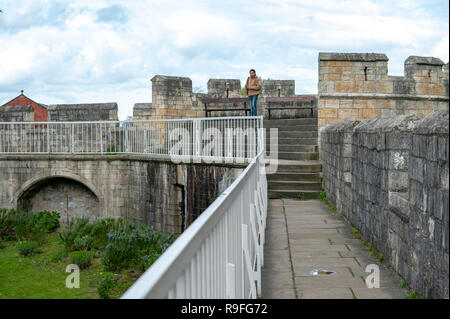 Passaggio sopraelevato su York Mura (bar le pareti o le mura romane), antico monumento che circonda la storica città di York, England, Regno Unito Foto Stock