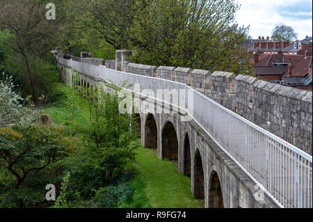 Passaggio sopraelevato su York Mura (bar le pareti o le mura romane), antico monumento che circonda la storica città di York, England, Regno Unito Foto Stock