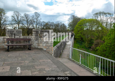 Passaggio sopraelevato su York Mura (bar le pareti o le mura romane), antico monumento che circonda la storica città di York, England, Regno Unito Foto Stock