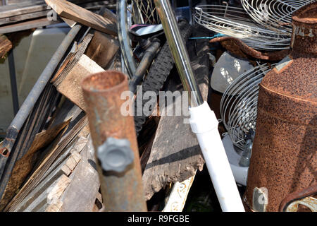 Random indesiderata in un cortile hoarders Foto Stock