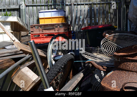 Random indesiderata in un cortile hoarders Foto Stock